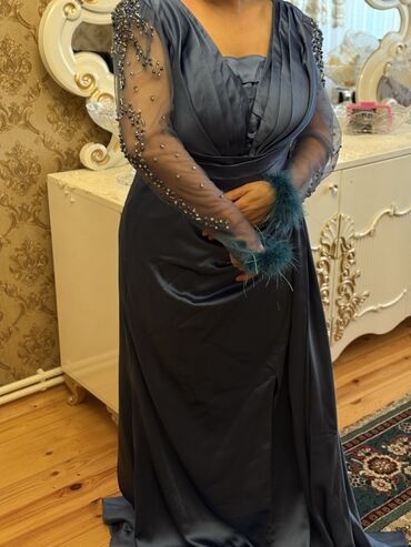 Ziyafət donları: Göy atlas ziyafət donu satılır. Xanım artıq çəki verdiyinə görə paltar — 8