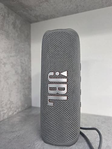 адаптер bluetooth: Портативная Bluetooth‑колонка JBL (серый цвет) - Мощное чистое — 1