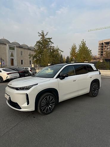 byd e9 2025: Электрокар Aion, кроссовер белого цвета. Основные особенности: - — 2
