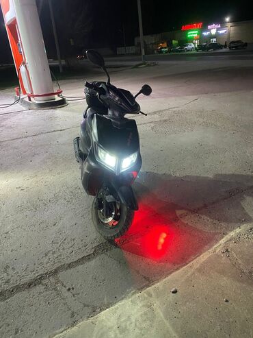 Мотоциклы и мопеды: Продаю скутер м8 в хорошем состоянии все работает есть блитуз калонки