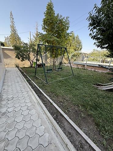 Үйлөрдү ижарага берүү: Просторный кирпичный дом с участком и благоустроенным двором. - — 2