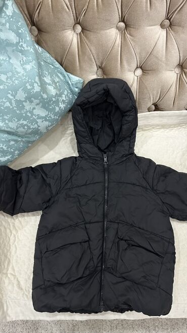 спортивные костюмы для тренировки: Детская утеплённая куртка с капюшоном, зимняя, фирма ZARA Унисекс at lalafo.kg спортивные костюмы для тренировки: Детская утеплённая куртка с капюшоном, зимняя, фирма ZARA Унисекс