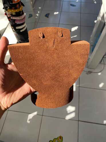 Boyunbağılar və sırğalar üçün nəzərdə tutulmuş qəhvəyi rəngli, süet