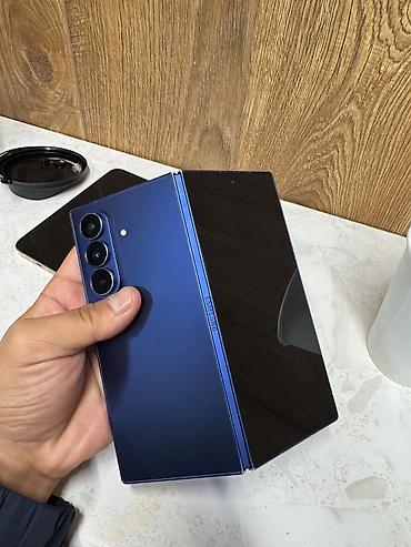 Мобильные телефоны и аксессуары: Samsung Galaxy Z Fold5, синий - Форм‑фактор: складной — 1