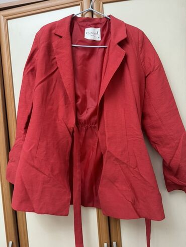 куртка безрукавка женская: Женский красный жакет Sateen - Бренд: Sateen (ярлык виден на фото) -