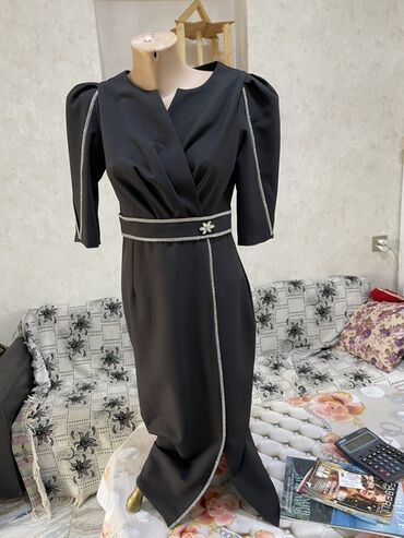 женские платья из вискозы: Zərif qara ziyafət geyimi - Model: Midi uzunluqda, bükmə (wrap) üst