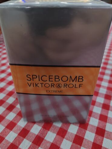 muški kožni sako: Spicebomb viktor rolf edp 90ml
neotpakovan nov
trajnost parfema 10-12h