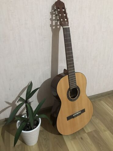 Продается классическая гитара фирмы «yamaha» Состояние 10/10 Цена