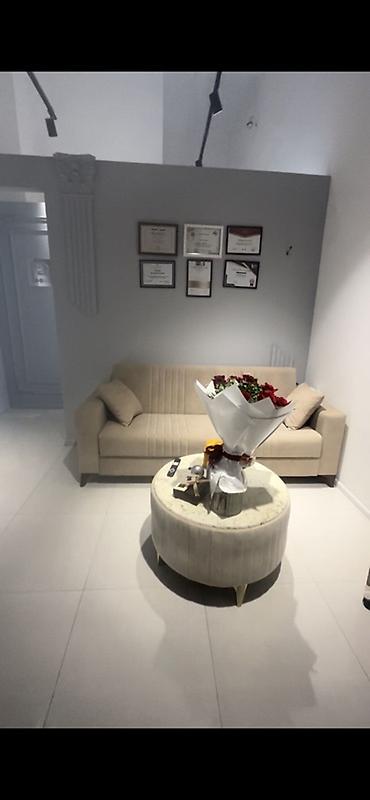 divan ustu: Bej rəngli salon dəsti – divan və dairəvi kofe masası - Stil — 1