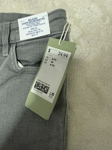 Верхняя одежда: Стильная куртка от Zara Kids, идеально подходящая для прохладной