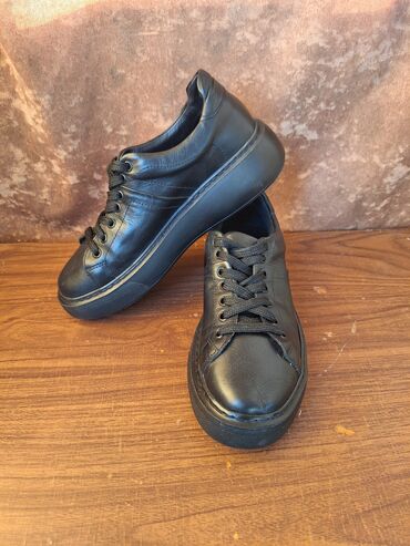 волейболный кроссовки: Кроссовки чёрные отличного качества подошвы сшиты и твердые очень