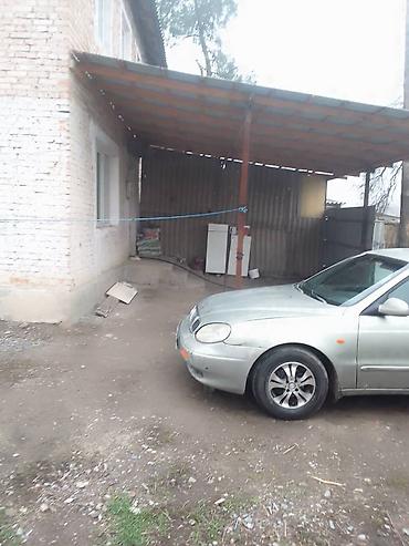 Продажа коттеджей и домов: 7 комнатная Продаётся двухэтажный кирпичный дом с двором и навесом для — 15