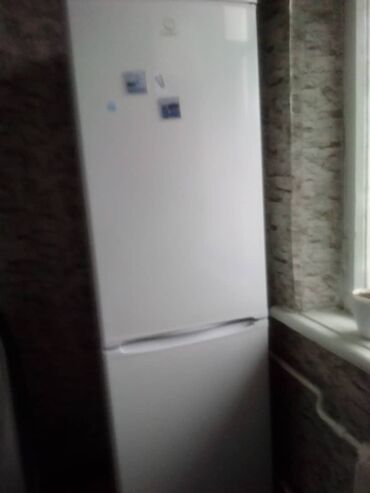 холодильник мороженное: Холодильник Indesit, Б/у, Двухкамерный
