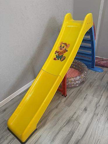 Uşaq üçün plastik sürüşkən 5Pillekenlidir - Parlaq sarı rəngdə, ön