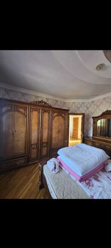 Uzunmüddətli kirayə mənzillər: İcarəyə verilir.5 otaqlı tam təmirli həyət evi/bağ evi.Umumi sahəsi — 1