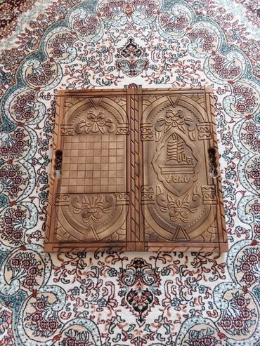 Nərdlər: Ağac oyma nərd/şaşki dəsti.Daşı,Zəri və Sumkasi üstündə verilir. - — 13