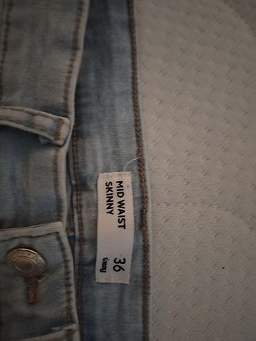 Farmerke: Dve ženske farmerke – različiti modeli i bendovi. 1) Sinsay skinny — 6