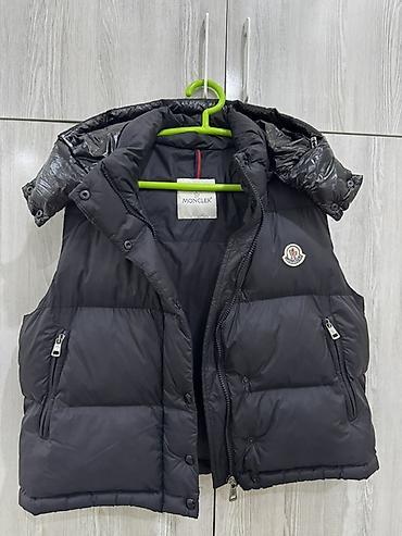 Жилеты, безрукавки: Пуховый жилет Moncler, черный - Классический стеганый дизайн с — 2