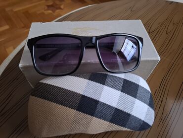 açqi: Gün eynəyi, Burberry, İşlənmiş