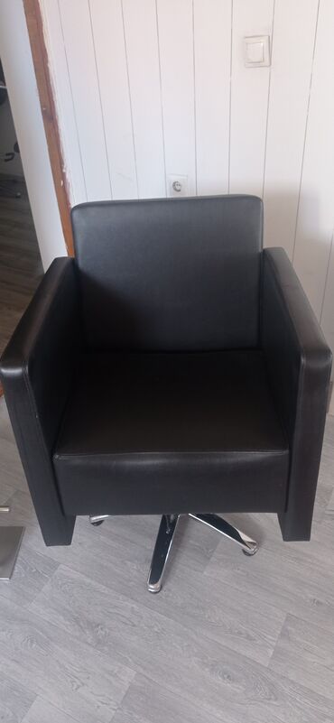 sivo odelo i crna kosulja: Polovna frizerska stolica,ispravna hidraulika