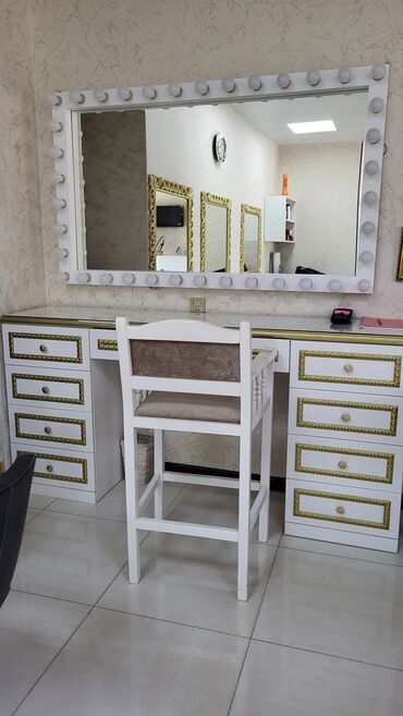 мебель для гостиной v Azərbaycan | Qonaq mebel dəstləri: Сдаётся в аренду стол для визажиста