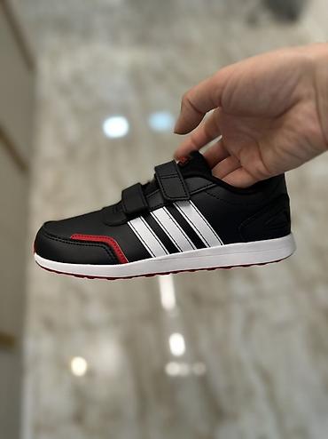 məktəb sumkası: Adidas Uşaq idman ayaqqabısı - Rəng: qara üst, ağ zolaqlar, qırmızı — 1
