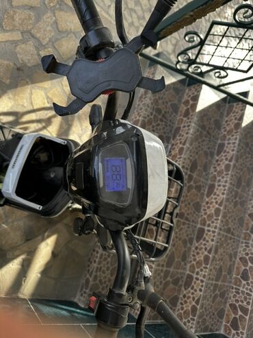 скутер недорого: Электроскутер (белый) с педалями и посадкой для двух человек