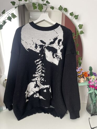 черные мужские свитера: Продаю качественный грандж свитер со скелетом! Размер у свитера