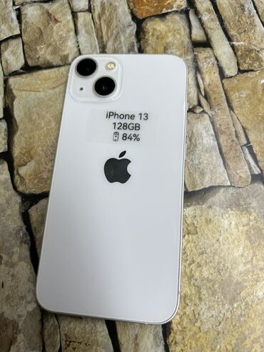 Apple iPhone: IPhone 13, Б/у, 128 ГБ, Белый, Защитное стекло, Чехол, 84 %