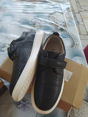 Детская обувь: Cüt qara rəngli slip-on ayaqqabılar. Ayaqqabıların üst hissəsi kiçik