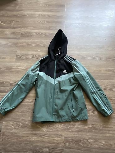 спортивные одежды мужские найк: Спортивная куртка adidas с капюшоном. Выполнена в сочетании тёмного и — 1