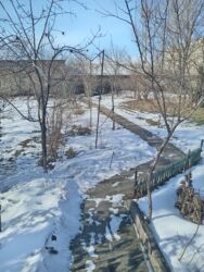 срочно срочно продай дом город карабалта: Үй, 45 кв. м, 4 бөлмө, Менчик ээси, Эски ремонт