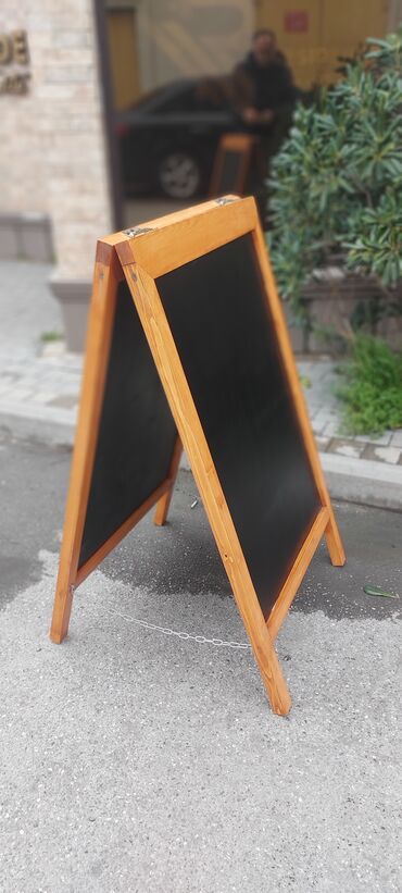 Reklam lövhələri: Taxta menyu lövha. Axan led işiqli reklam tablosu.Mùxtàlif növ reklam — 2