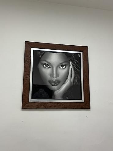 Kancelarijski setovi nameštaja: Cena uključuje: -Pult, stolica za pult -3 slike -3 velika štendera — 6