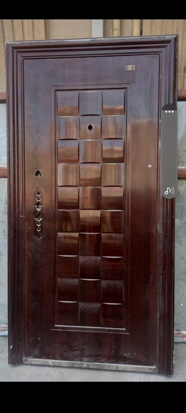 Giriş qapıları: Məhsul: Dəmir giriş qapısı və metal qutu (kasa) komplekti Təsvir: - — 12