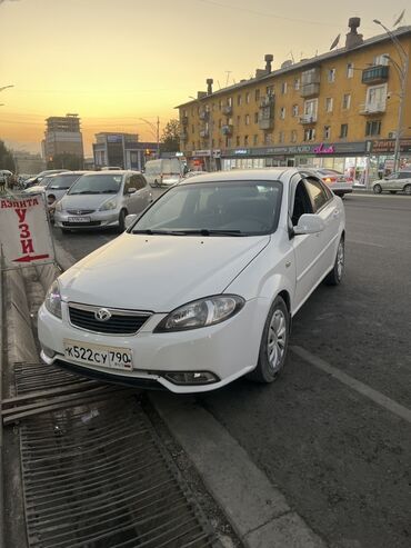 капот нексия 1: Белый седан Daewoo Lacetti, представленный на фотографиях, является