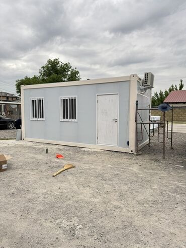 Контейнеры: Мобильный контейнер серого цвета с белой отделкой. Оснащен дверью и — 3