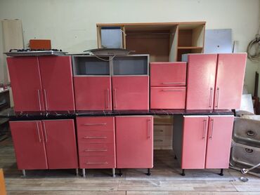 metbex oturacaqlari: Mətbəx mebeli satılır. Qiymət 330 azn. Ölçü 3 metr, üzərində qaz