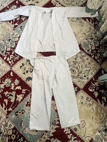 Спортивная форма: Продам 2 кимоно кимано для каратэ.первое кимоно пойдет на рост 140 -