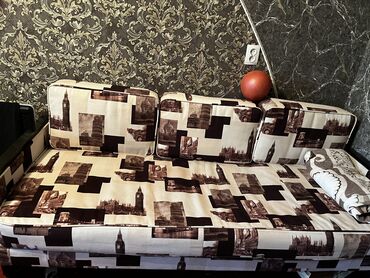 декоративные подушки на диван: Диван-кровать, Б/у