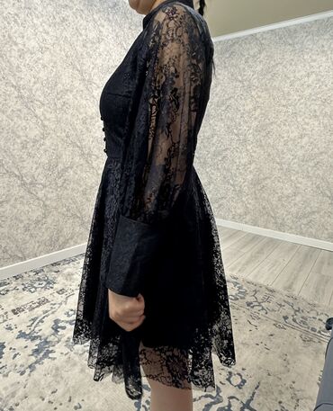 вечерние платья серого цвета: Вечернее платье, Короткая модель, С рукавами