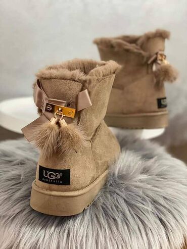 Ugg obuća: Ugg čizmice više boja

Novo
Brojevi 36 do 41

fb Moja Kupovina 1 — 5