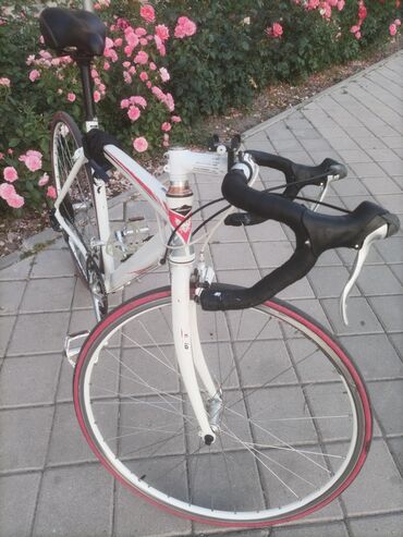 Шоссейные велосипеды: Шоссейный велосипед с алюминиевой рамой. 🔧 Характеристики: - Рама — 6