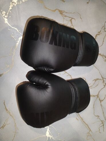 İdman döşəkləri və xalçaları: Bu qara boks əlcəkləri məşq və ya sparring üçün istifadə edilə bilər