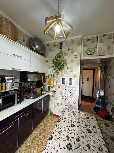 продаю двухкомнатную квартиру в бишкеке: 2 комнаты, 48 м², 105 серия, 3 этаж, Косметический ремонт