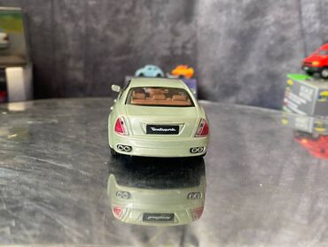 Avtomobil modelləri: Коллекционная модель Maserati Quattroporte V light green 2005 — 10