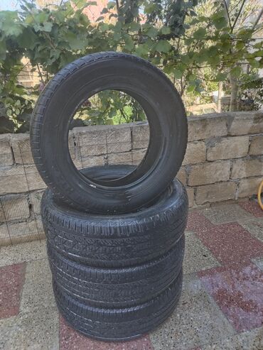 Dörd ədəd avtomobil şini dəsti, hər biri 225/65R17 ölçüsündədir