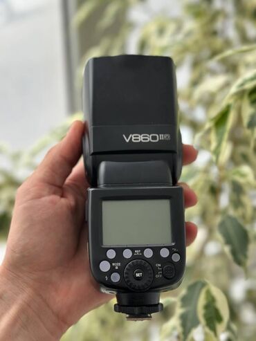 Godox V860II flash İşlək vəziyyətdədir, heç bir problemi yoxdur