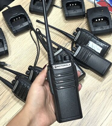органайзер для телефонов: Б/У Комплект раций Motorola черного цвета, предназначенный для