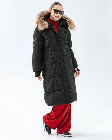 длинное трикотажное платье с капюшоном: Женское длинное пуховик куртка черного цвета с утеплителем и объемным